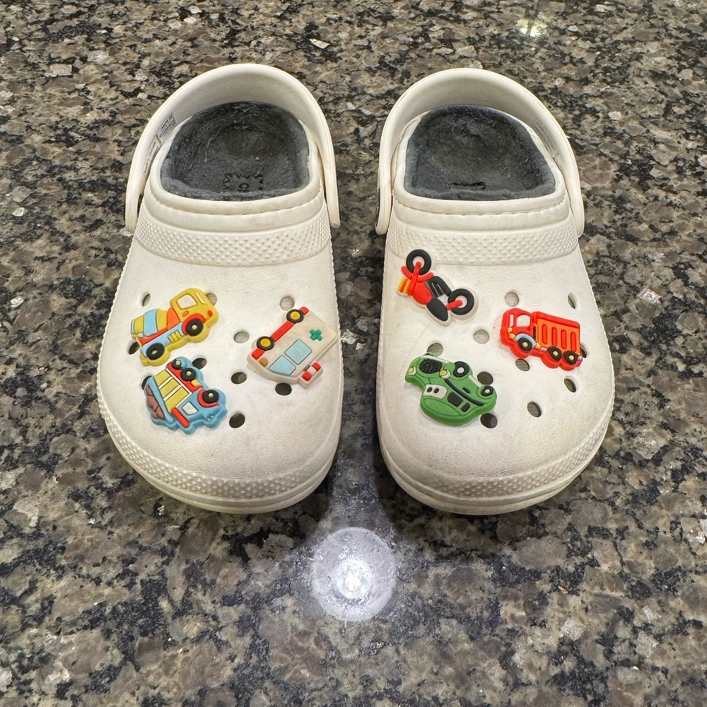 White lined Crocs Clogs w/ Tiny Hero 5 Pack set of Jibbitz Sz 9C Little Kids
